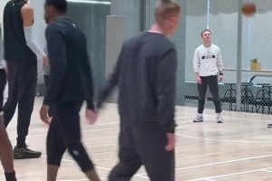 马刺签下普拉姆利，普拉姆利参加球队训练🏀